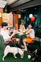 洋快餐也有宠物友好餐厅了！“美食+萌宠”成流行趋势，户外草坪成宠物家长最爱