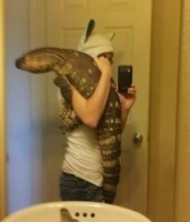 巨型蜥蜴宠物重25公斤 主人怀抱亲密自拍