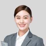 我在网上购买了宠物保险，在保险期间内，狗狗得了皮肤病，去宠物医院检查，查出来是过敏导致的。第一次，我和医生说两年前狗狗也得过细菌性的皮肤病，医生在病历上写了：“两年出现皮肤瘙痒症状”。随后我申请理赔?