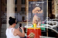 Dolce & Gabbana 犬用古龙水遭部分兽医否定