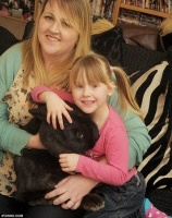 宠物兔重击笼子发出响声 吓跑入室行窃小偷