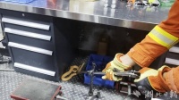 武汉宠物蛇“出逃”误闯修车铺，消防员紧急抓捕