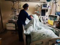 妻子超市买鹦鹉养在阳台 长沙男子感染“鹦鹉热”住进ICU