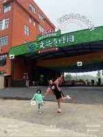 大湾区Shelly：五一遛娃宝藏地，萌娃玩到不想走！五一假期快到啦，宝妈宝爸们看过来，今天必须给大家安利这个超棒的遛娃宝藏地——福伦文旅龟博园！
【三园两馆嗨翻天】
萌宠动物乐园：一进园区，孩子就被各种萌宠吸引得走不动道。小兔子毛茸茸的，小羊软萌软萌的，孩子拿着投喂食物，和它们亲密互动，笑得眼睛都眯成了一条缝。看着孩子和小动物们友好相处，老母亲的心都被萌化了。
自然探索乐园：这里就像一...