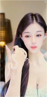 白蛇缠手，兰梦莎养奇特宠物现身直播间！