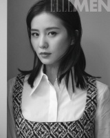 刘诗诗虽然长相温柔，但“开叉坐”挺像女汉子的，一身背心裙挺美