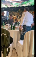大叔带狗狗参加婚礼，敬酒时还把狗狗拎了起来！狗：你拿反了啊！