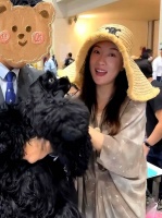杜江夫妇携狗狗参加比赛，霍思燕身着抹胸裙，网友：胸快到肚子了