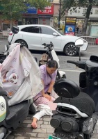 女子街头晕倒郑州大姐蹲地按压施救，直至救护车赶到，医院：病人仍未脱离危险正抢救