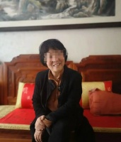 六旬大妈养金毛犬作伴，猝死家中10天，警方破门后将狗送去安乐死