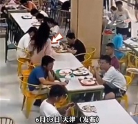 男生称“猫屎很臭”，隔壁桌女孩怒起盖他一头饭：不能侮辱小动物