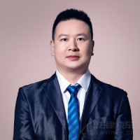 去宠物店给猫洗澡，员工吹头发时被咬了一口