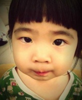 曹格晒女儿与宠物狗亲密互动，9岁Grace身材高挑，气质极佳