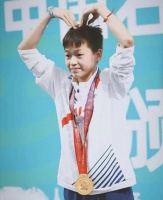 全红婵坐飞机被偶遇，拿平板专注玩游戏，背包挂满乌龟像卖货！