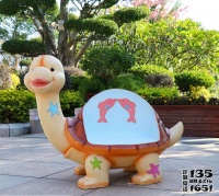 给小朋友的搞怪猪雕塑，营造温馨家庭氛围