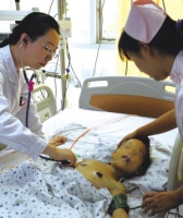 父亲捡回毒蛇当宠物 6岁女儿被咬心肌损伤