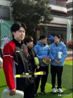 国乒进校园活动，王楚钦和小朋友切磋球技，牛冠凯蒯曼一起打混双