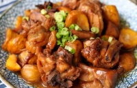 谁说鸡肉不入味？只需4种香料，香味入骨肉不柴，鸡肉软烂又弹牙