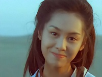 54岁朱茵老态明显，住深山残屋，开2万块破车，却称嫁给他很幸福