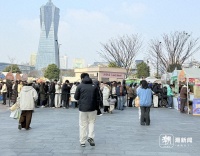 排队买“包”，遛狗社交，元旦假期一起去赶个集