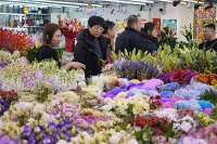 逛花市迎新春！哈尔滨花卉大市场涌入爱花人