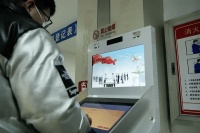 高铁座椅缝隙惊现活蜥蜴！铁路安检防线为何频频失守？