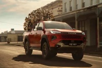 货斗载太多狗！澳洲丰田 HiLux新广告涉嫌违反道路安全法规