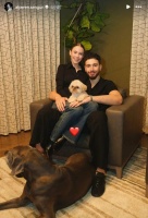 申京社媒甜蜜秀恩爱！女友大方坐腿上，萌宠环绕惹人羡