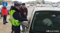 男子驾车返乡途中在服务区临时下车，因车内宠物猫误触锁车键，被锁车外向交警求助