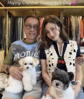 55岁李嘉欣香港豪宅拜年，金发配红装，与许晋亨抱爱犬送祝福