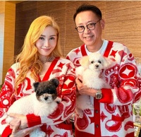 李嘉欣许晋亨穿情侣装拍照，李嘉欣染了黄毛装嫩，手老的很明显