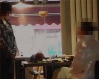 女子因餐厅拒让狗上桌撒泼，邻桌大哥：你在家把狗当爹，在这不行