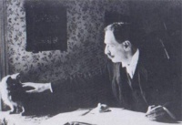 他画了一辈子猫，患上精神病后画风变了，把猫画成人看着有点奇怪