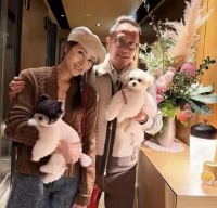 李嘉欣在香港豪宅过年，染了一头金发穿着喜庆，夫妻俩抱狗狗拜年