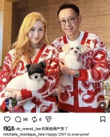 李嘉欣在香港豪宅过春节，染了一头金发穿着喜庆，与丈夫抱狗拜年