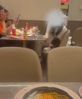 “这场景太让人膈应了”，浙江温岭一牛排自助餐厅内，顾客用吃饭的筷子喂宠物狗； 市监所：正调查