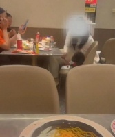 顾客在自助餐厅用吃饭筷喂狗 宠物友好商场引争议