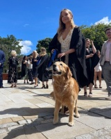 宠物成为毕业典礼新主角，年轻人为何热衷与爱宠共享人生里程碑？