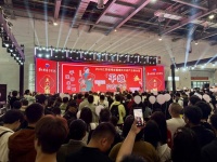 开封王婆空降江西婚博会，粉丝求合影比找对象还积极，隔壁展会“显眼包”工作人员喊：“找不到对象来养宠物”