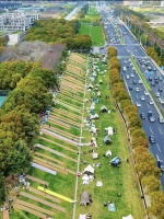网红滑草草坪 “五一” 或再迎大客流！封了还是预约滑草？今天，百余人在草坪 “议事厅” 说开了