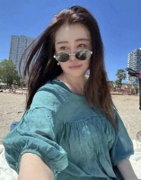 58岁王祖贤在商场买鞋，拎着名牌包，抱着宠物狗，穿衣打扮很土气