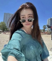 58岁王祖贤在商场买鞋，拎着名牌包，抱着宠物狗