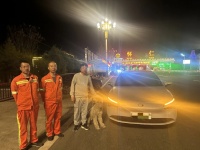 宠物狗误入高速路 养护人员小心带离