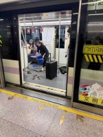 上海地铁这一幕惊呆！十几条黄鳝在车厢游窜！乘客尖叫……